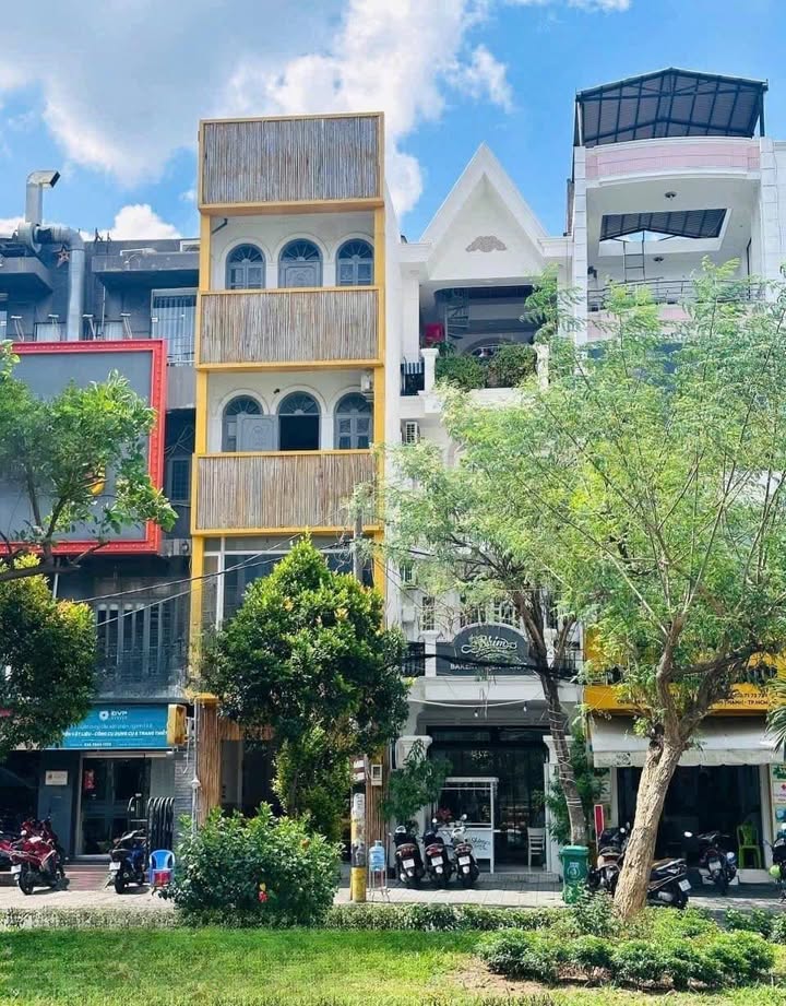 Mặt Tiền Phan Xích Long BT - 80m² 5 Tầng - KD Sầm Uất 65 Triệu