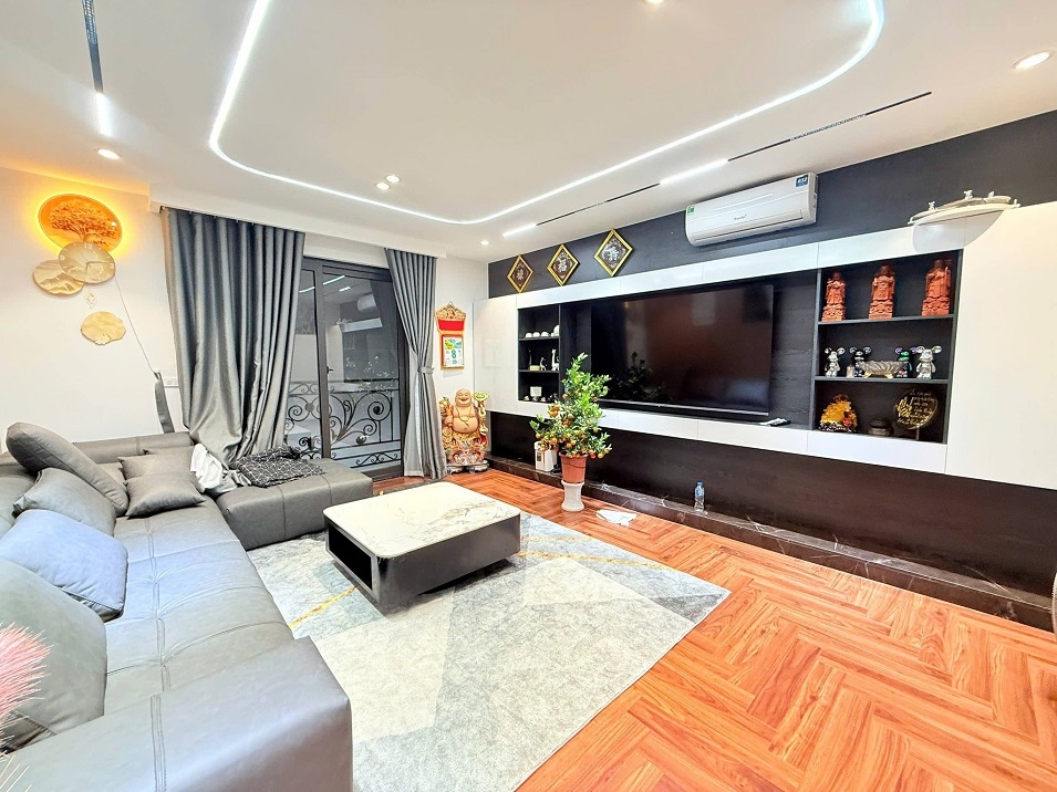 Bán nhà 7 tầng Trần Thái Tông 42m² - Thang máy, sẵn sàng ở ngay!