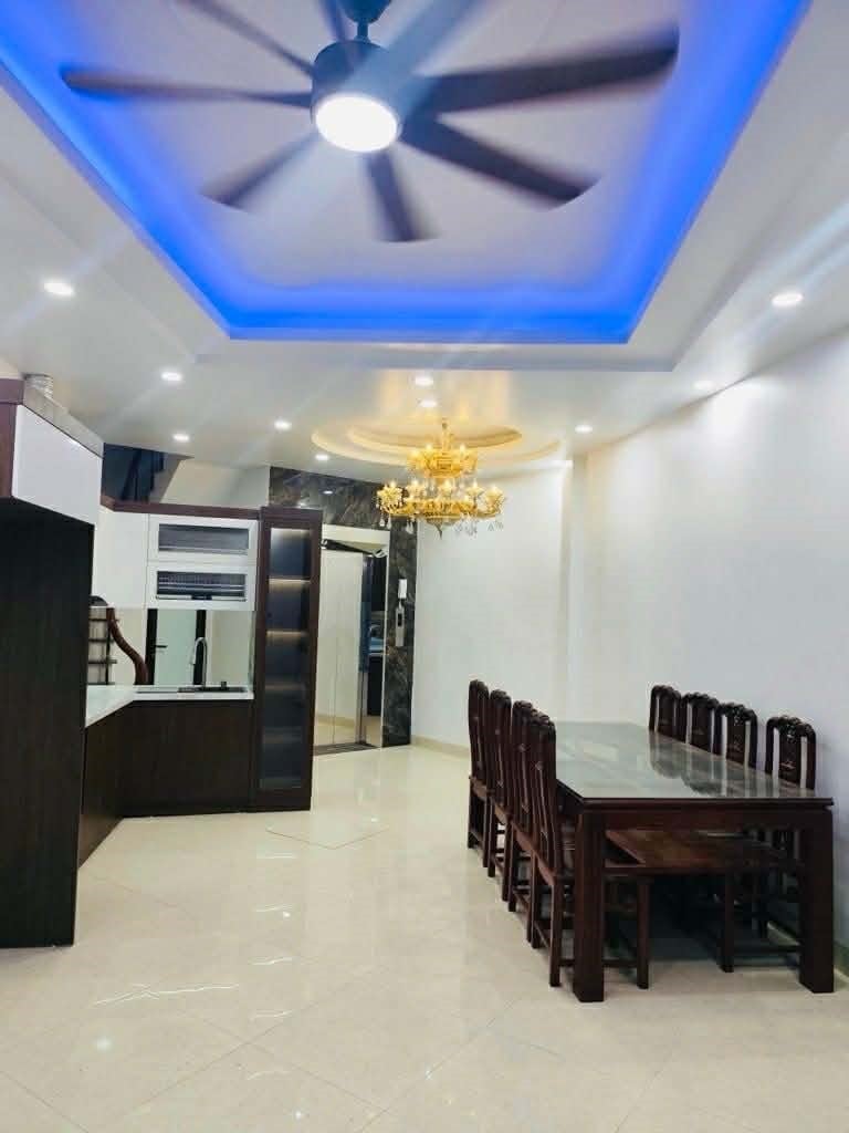 Nhà 6 Tầng Thang Máy Đống Đa 64m² - Sẵn sàng ở ngay, gần Hồ Linh Quang!