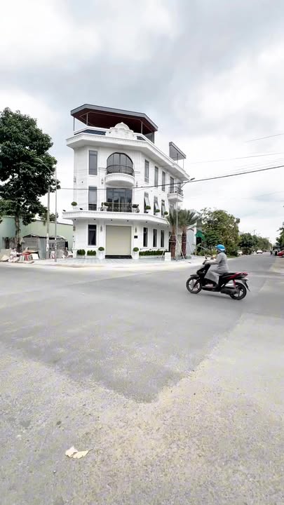 Nhà phố KDC Hồng Loan 94m² giá 10.5 tỷ - Full nội thất cao cấp!