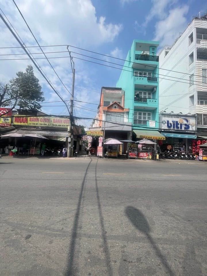 Bán Nhà Quận 7 200m² Giá 20 Tỷ - Vị Trí Đắc Địa Dòng Tiền Ổn Định