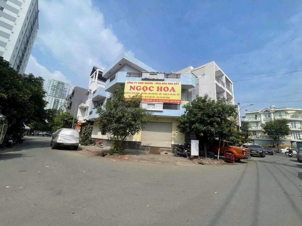 Nhà phố Phạm Hữu Lầu, Q7 108m² - Siêu góc kinh doanh, giá tốt!