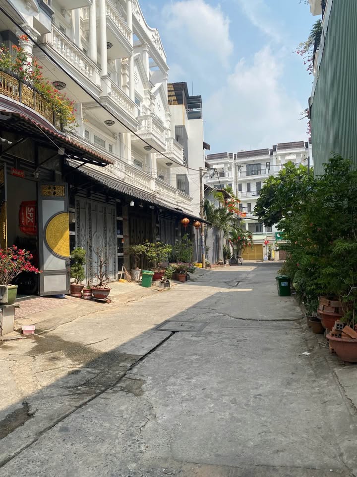 Nhà Riêng Hàng Xanh 40m² nhỉnh 5 tỷ - Ô tô vào tận nhà!