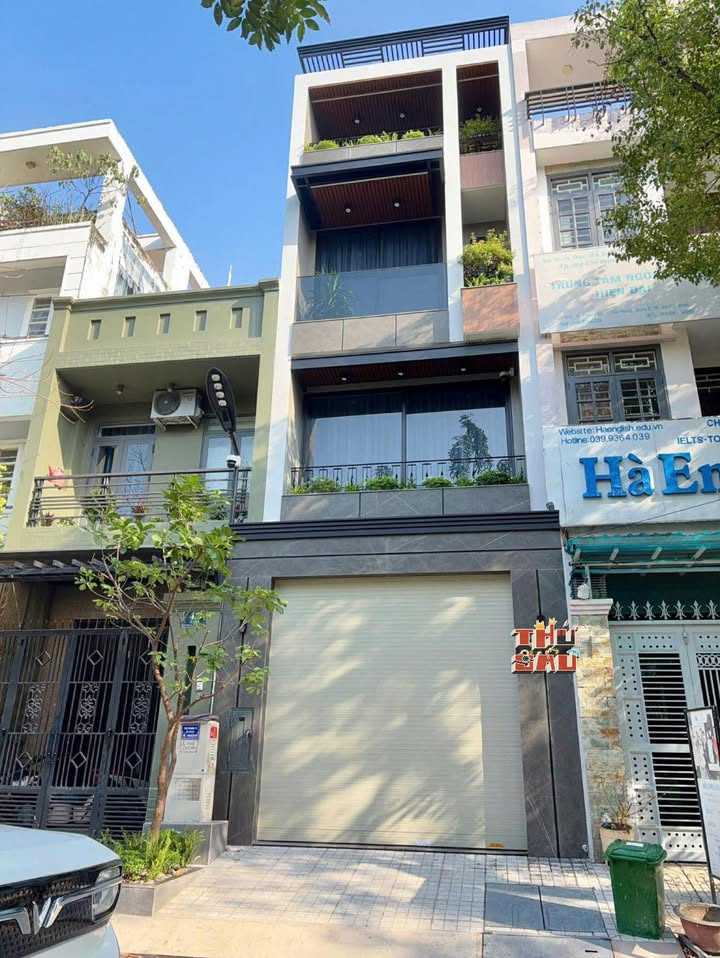 Nhà Quận 7 Tân Phong 76m² giá 20.9 tỷ - Vị trí đẹp, đối diện công viên!