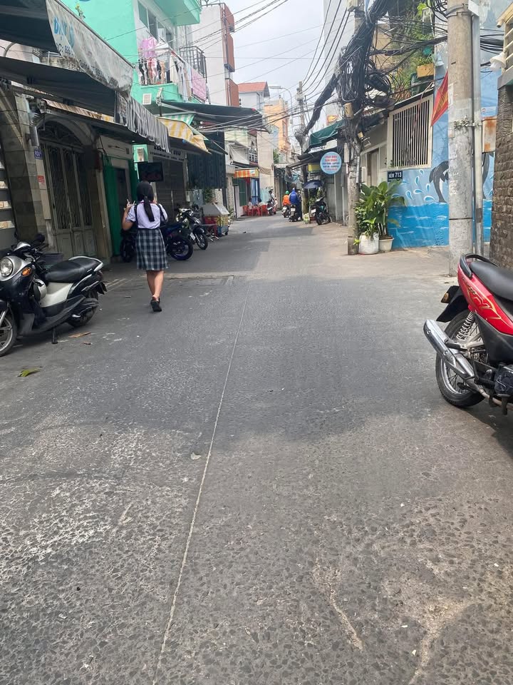 Thuê nhà nguyên căn Quận 4 105m² giá 9.5 triệu - Ô tô vào tận nhà!