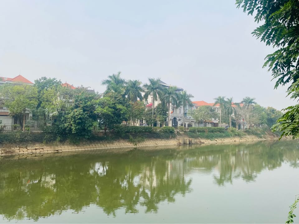 Đất Vĩnh Yên 200m² view Hồ Tây, sổ đỏ sẵn - Giá 9.9 tỷ