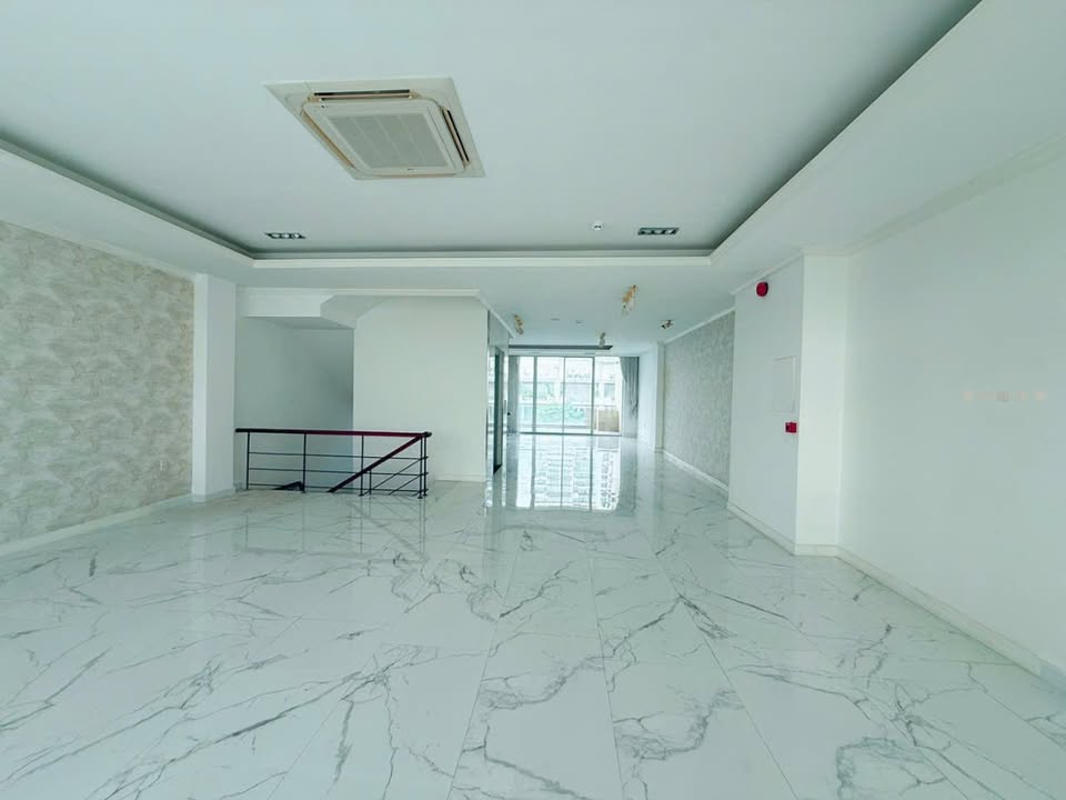 Cho thuê văn phòng 693m² Nguyễn Cơ Thạch, Q2 - Vị trí đắc địa, 2 mặt tiền
