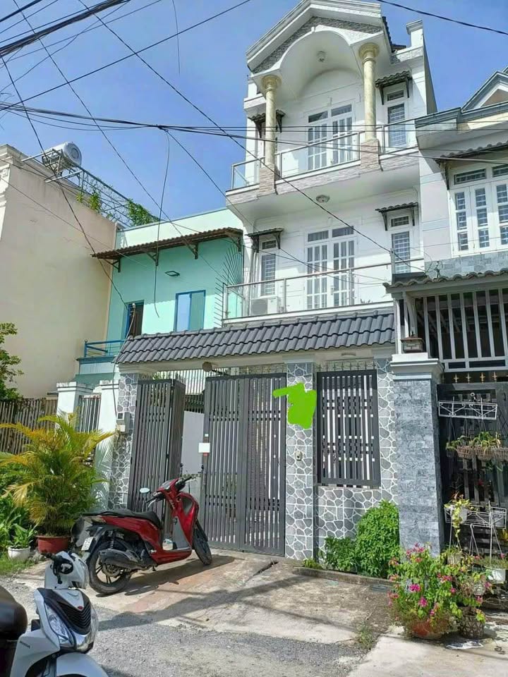 Nhà phố Ấp 4 Hóc Môn 90m² giá 4.8 tỷ - Nhà 3 tầng rộng rãi, tiện nghi