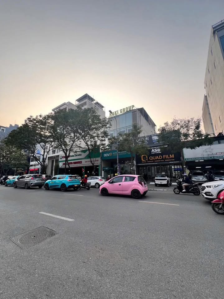 Nhà Phố Cầu Giấy 180m² giá 1xx tỷ - Đầu tư sinh lời vượt trội!