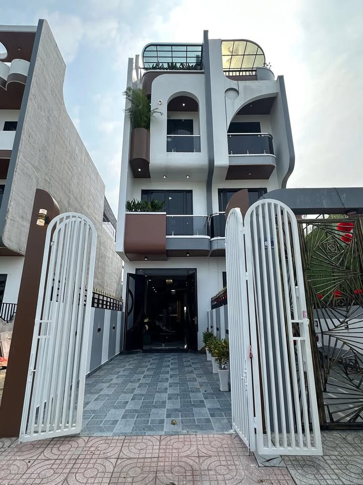 Nhà phố mặt tiền Long Thượng 109m² giá 4.39 tỷ - Vị trí đắc địa