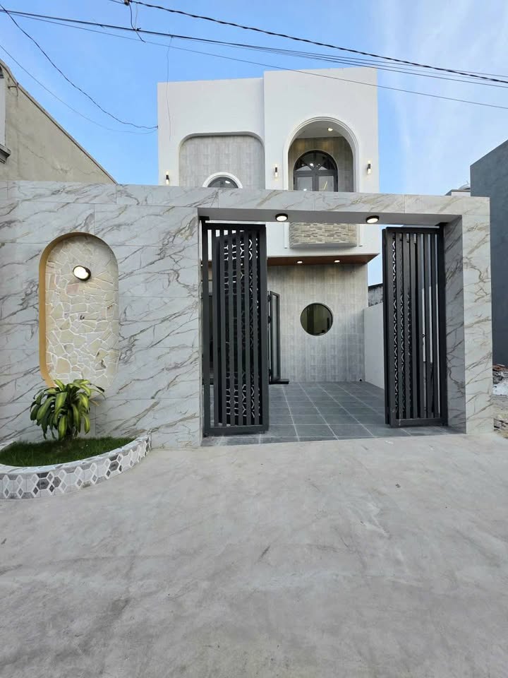 Nhà lầu FrontHouse tại Hòa Thành, Tây Ninh 90m² giá 1.99 tỷ - Vị trí đẹp, kinh doanh thuận lợi!