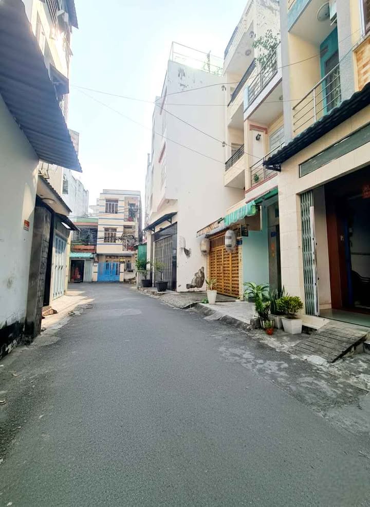 Nhà Trịnh Đình Trọng Tân Phú 62m² 3 tầng hơn 7 tỷ - Ô tô vào tận nhà