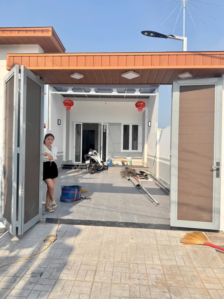 Nhà Mặt Tiền QL57 Vĩnh Long - Kinh Doanh Sầm Uất, 121m², Chỉ 2.1 Tỷ