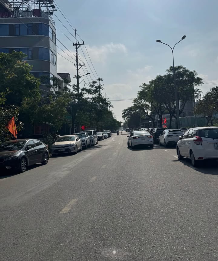 Bán Nhà Mặt Tiền Cách Mạng Tháng 8 Hải Châu 125m² - Vị Trí Đắc Địa!