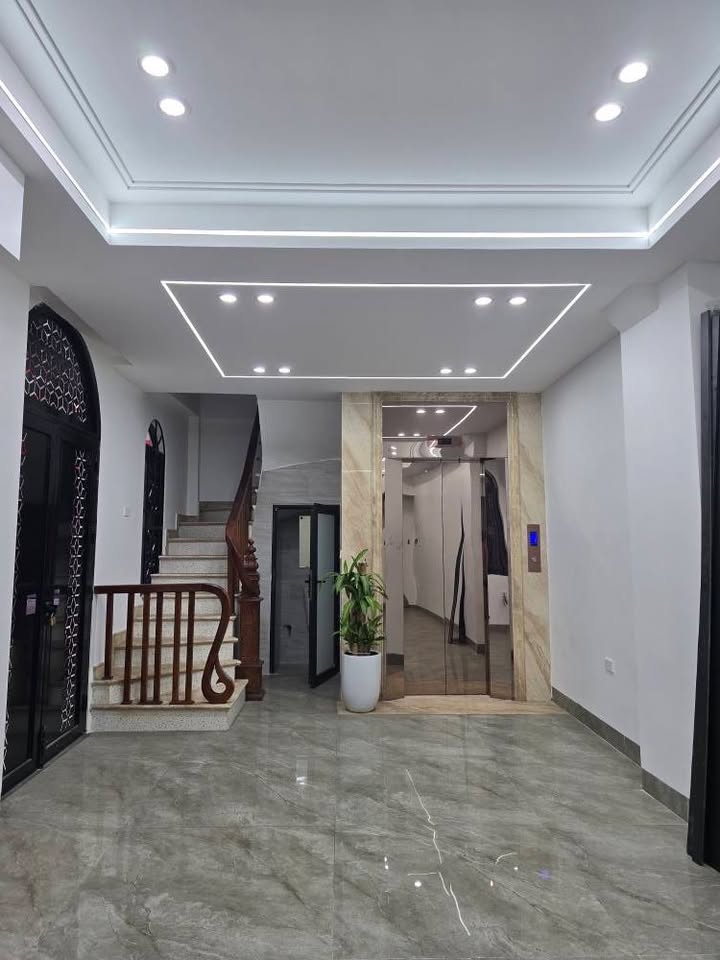 Bán nhà Long Biên 40m² 12 tỷ - Ô tô tránh, sẵn sàng ở ngay!