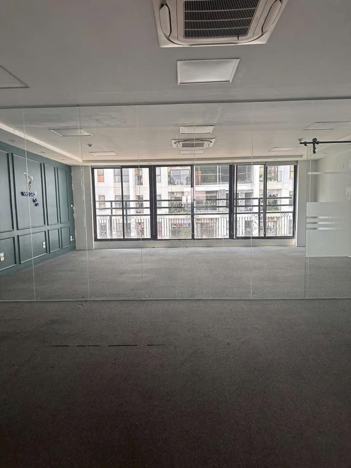 Văn phòng mặt phố Lê Văn Thiêm 150m² giá 28 triệu - Vị trí trung tâm