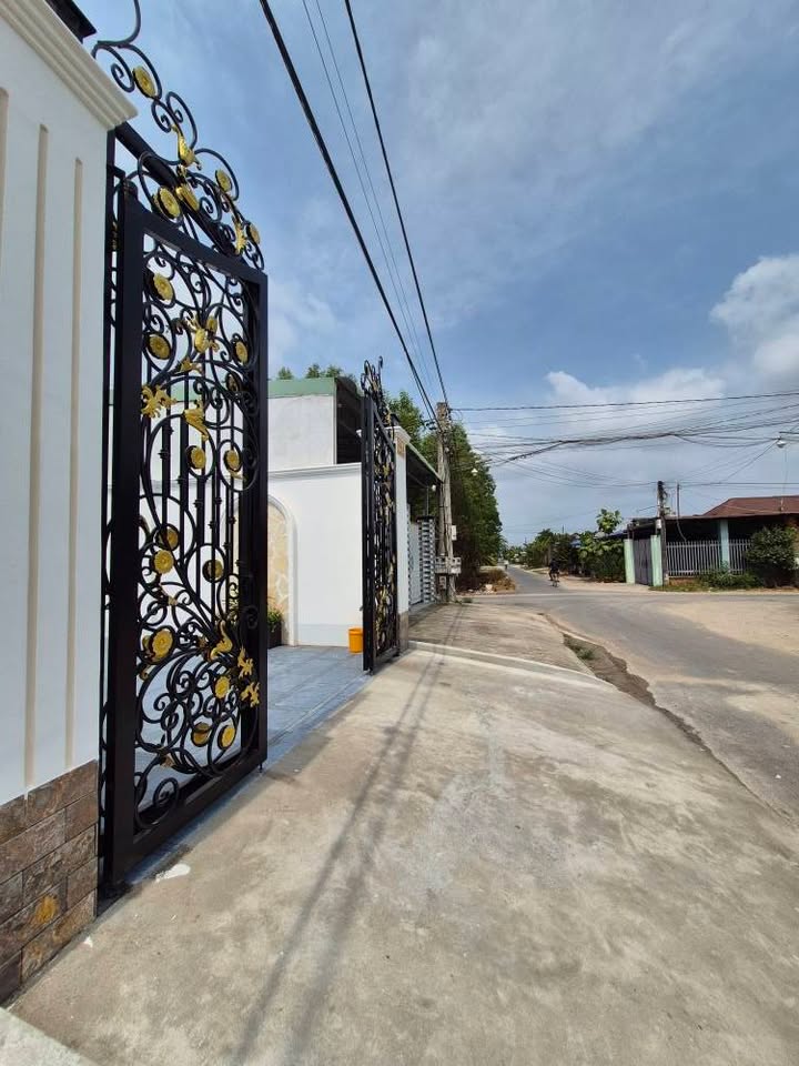 Nhà Nở Hậu 193.5m² Tặng Sân Vườn Mini - Hòa Thành, Tây Ninh