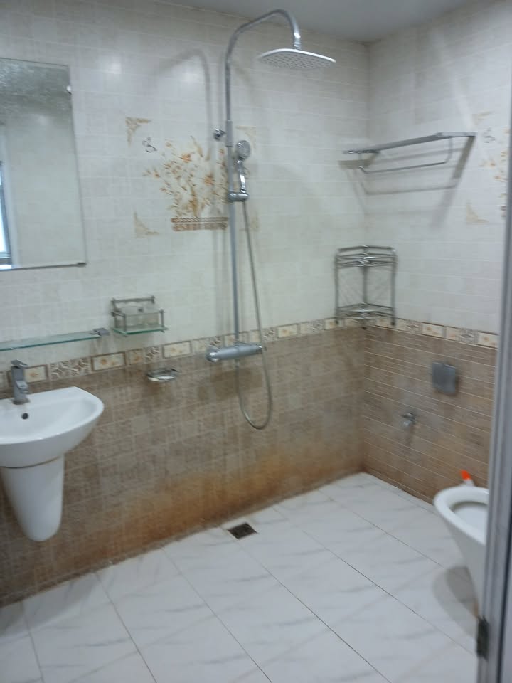 Nhà Mặt Phố Hoàng Quốc Việt 40 triệu - Mặt tiền kinh doanh đắc địa!