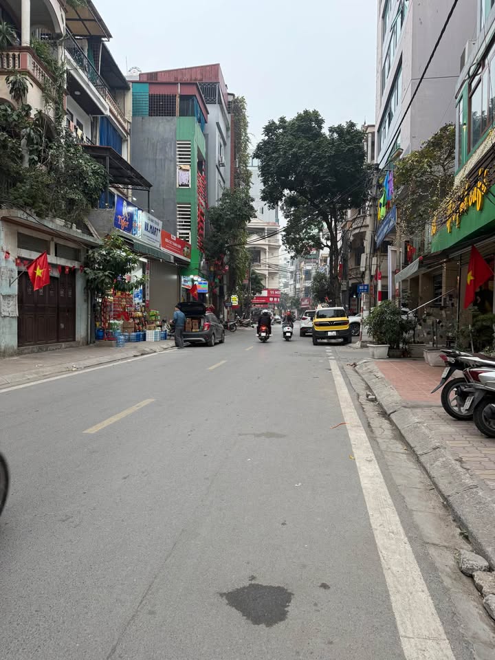 Nhà FrontHouse đường Vương Thừa Vũ, 40m² giá 15 tỷ - Vị trí đắc địa, ô tô tránh!