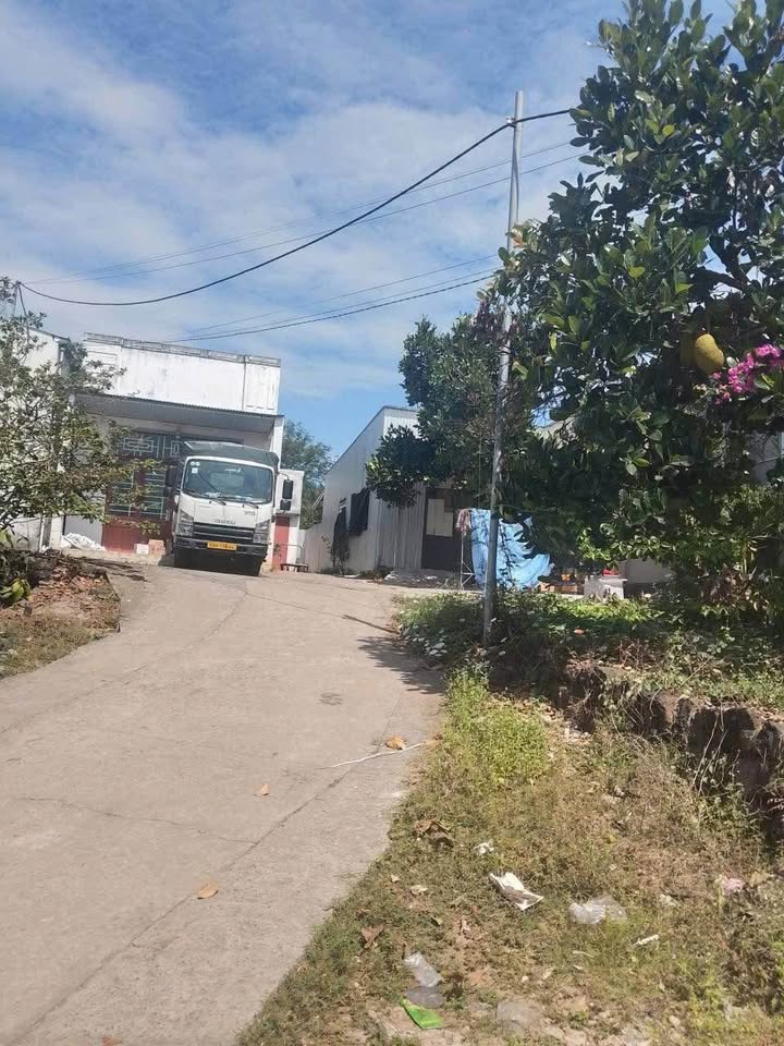 Nhà riêng Huyện Định Quán 350m² giá 750 triệu - Sổ đỏ chính chủ, tách sổ ngay!