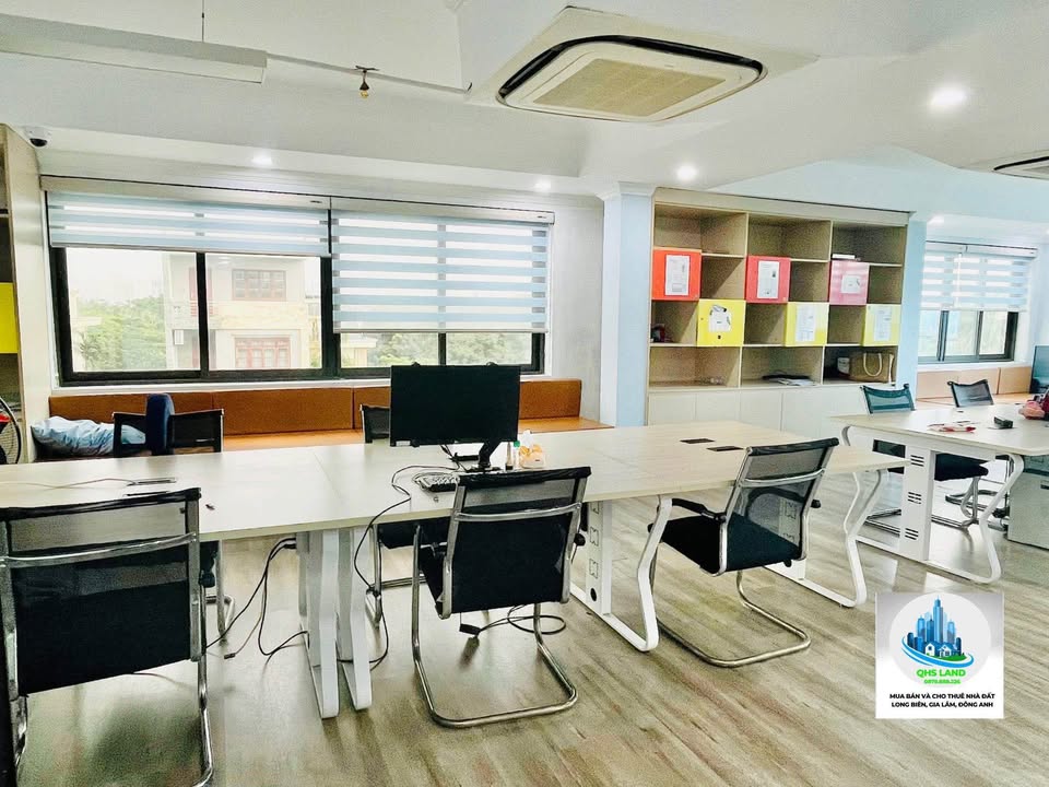 Văn phòng mặt phố Việt Hưng 120m² giá 16 triệu - Sẵn sàng làm việc!