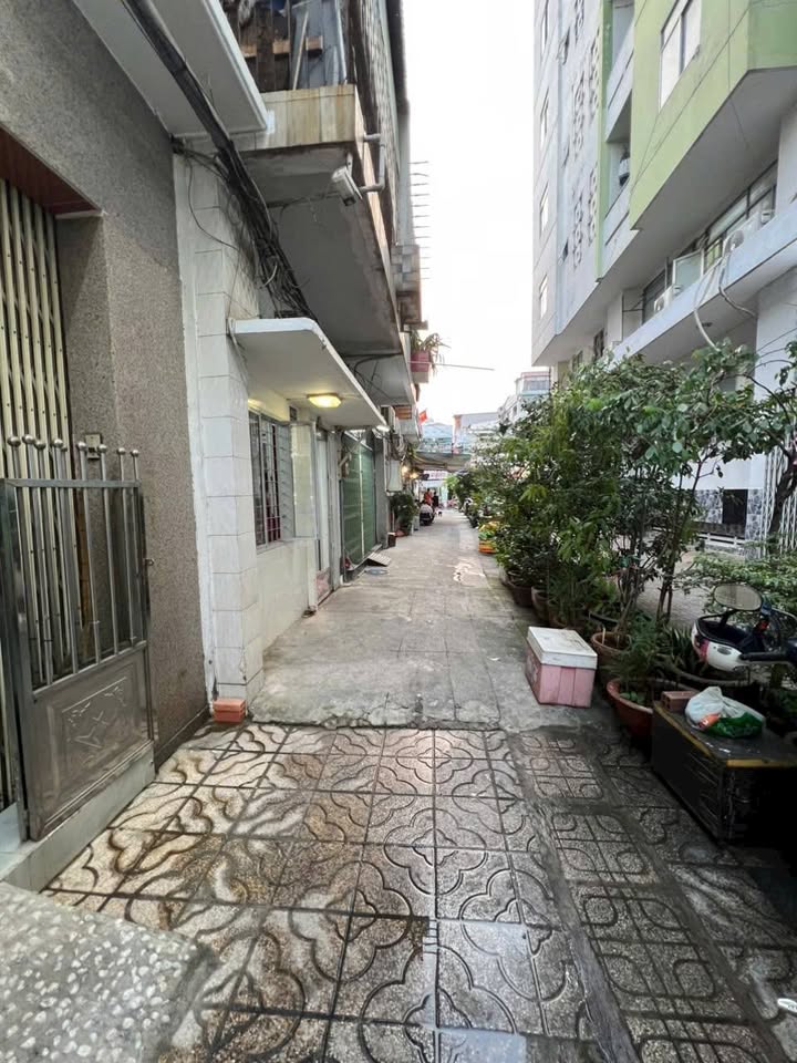 Nhà 4 tầng Nguyễn Biểu Q5 - 4PN, Hướng Bắc, Giá 18 Triệu/Tháng