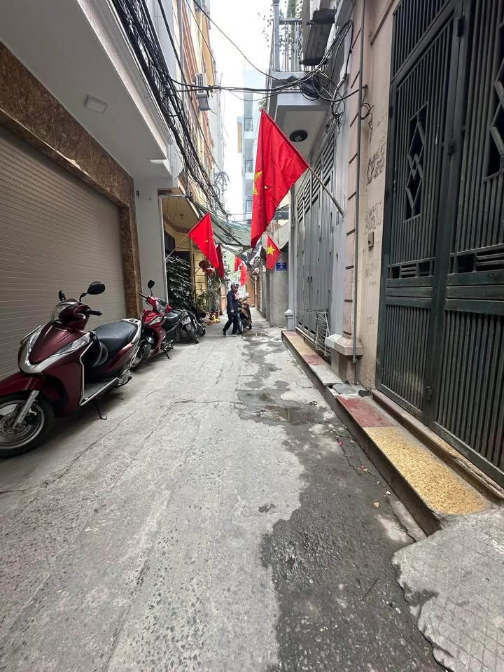 Nhà Lô Góc Nguyễn Đình Hoàn 40m² - 16 Tỷ, Ô Tô Tránh Nhau