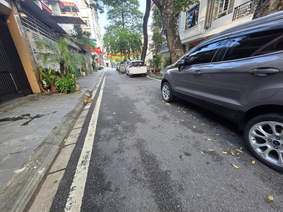 Cho thuê nhà nguyên căn mặt tiền Nguyễn Văn Cừ, Long Biên - 100m², KD/Văn phòng