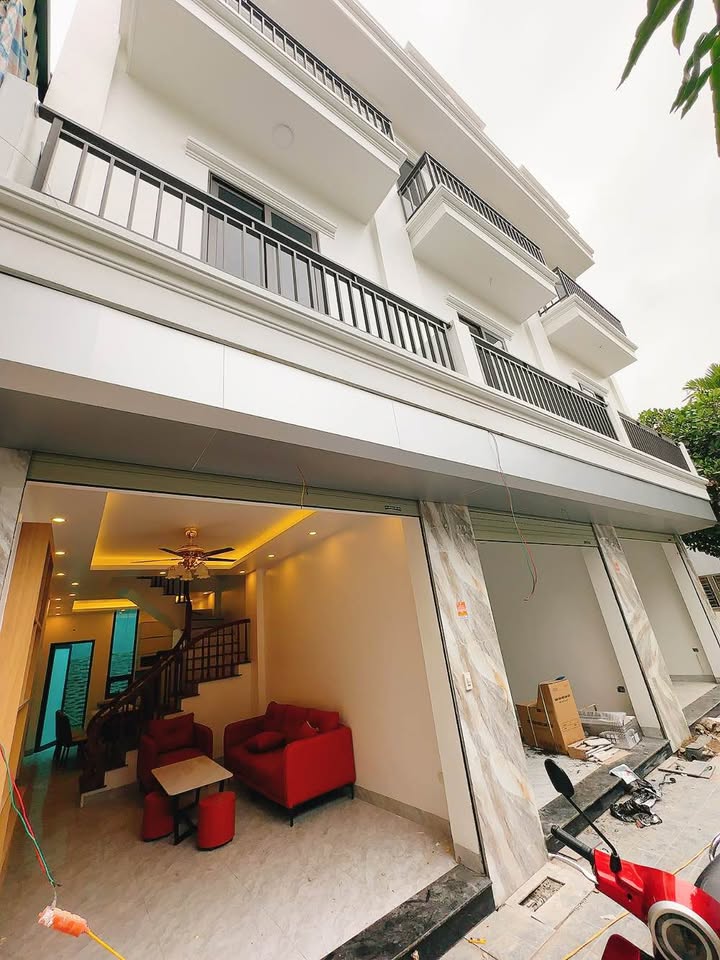 Nhà 3 Tầng Đẹp, Đủ Nội Thất, Ngõ 4m Trần Lãm, TP Thái Bình - Sẵn Sàng Ở Ngay