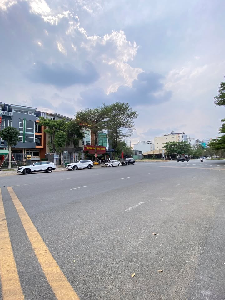 Nhà Phố Mặt Tiền Trương Văn Bang Thủ Đức 102.5m² - Dòng Tiền Ổn Định!