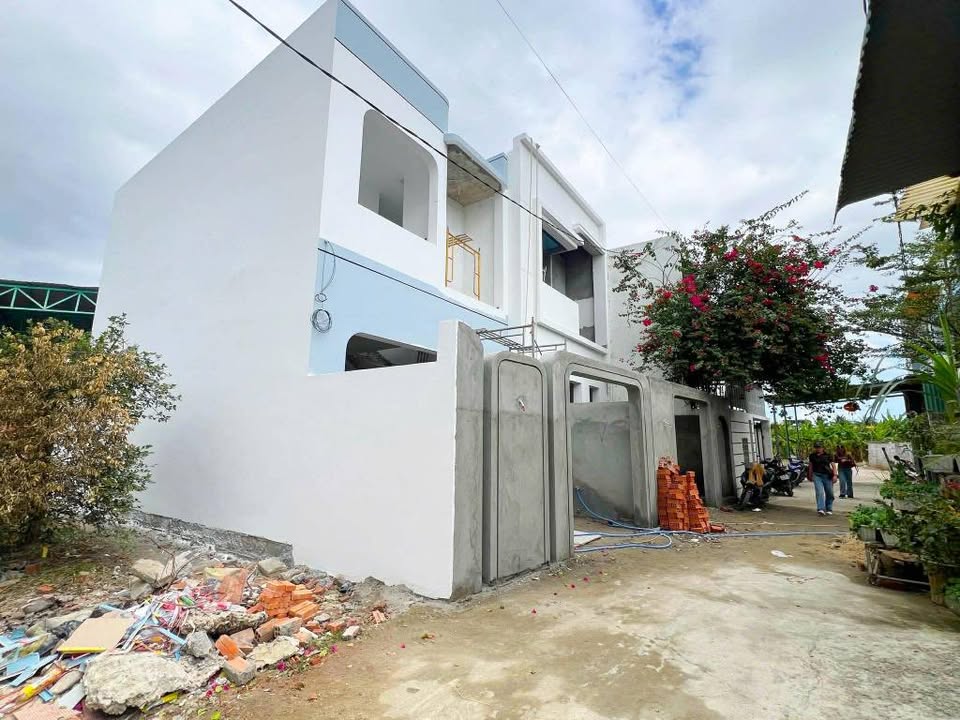 Nhà phố Diên Khánh 72m² giá 2.6 tỷ - Vị trí đẹp, sổ hoàn công sẵn sàng!