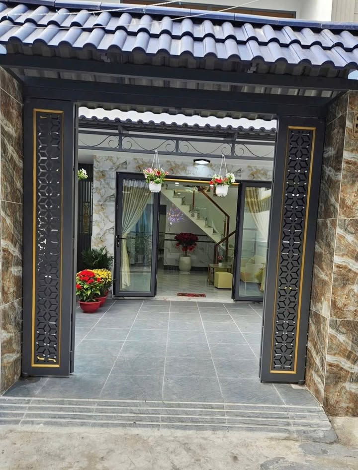 Nhà 105m² Trung Mỹ Tây, Quận 12 - 4PN, Sổ Hồng, Giá 5.5 Tỷ