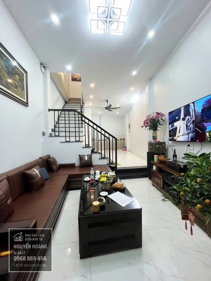 Nhà 3 Tầng Đẹp Hướng Đông, 50m² Gần UBND Nam Thành - Giá 2.8 Tỷ