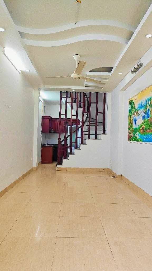 Nhà riêng Lĩnh Nam, Hoàng Mai 34m² hơn 7 tỷ - Ô tô đỗ cửa, lô góc!