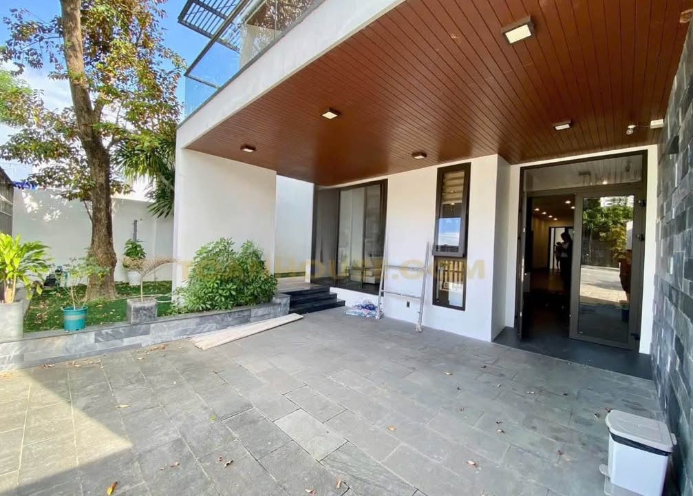 Cho thuê biệt thự mặt tiền Bùi Tá Hán, Ngũ Hành Sơn - 250m², 4PN, Nội thất đủ