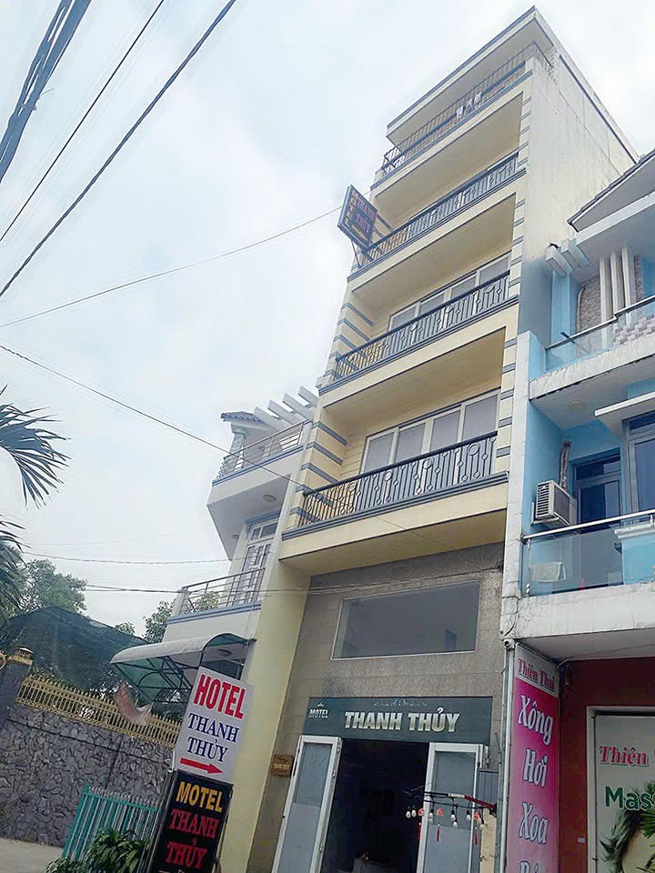 Nhà nghỉ 5 tầng có thang máy, 14 phòng, đường Lê Trọng Tấn, Tân Phú - Dòng tiền 80tr/tháng