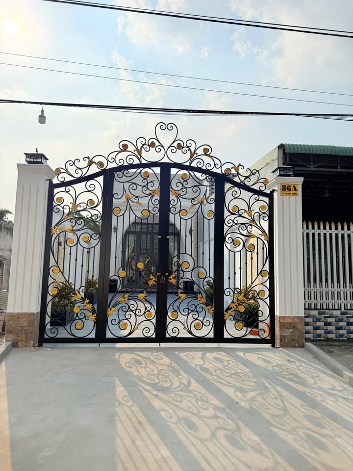 Nhà phố Hòa Thành 190m² giá 2.09 tỷ - Thiết kế đẹp, sân vườn rộng