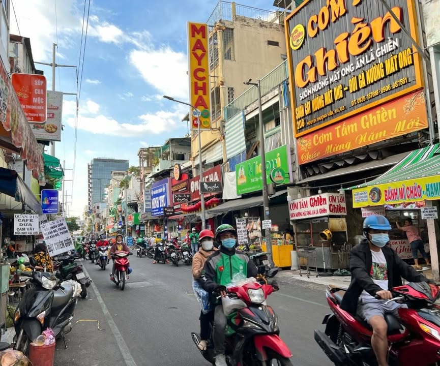 Nhà Phố Nguyễn Thượng Hiền Q3 19m² giá 7.9 tỷ - Mặt tiền kinh doanh