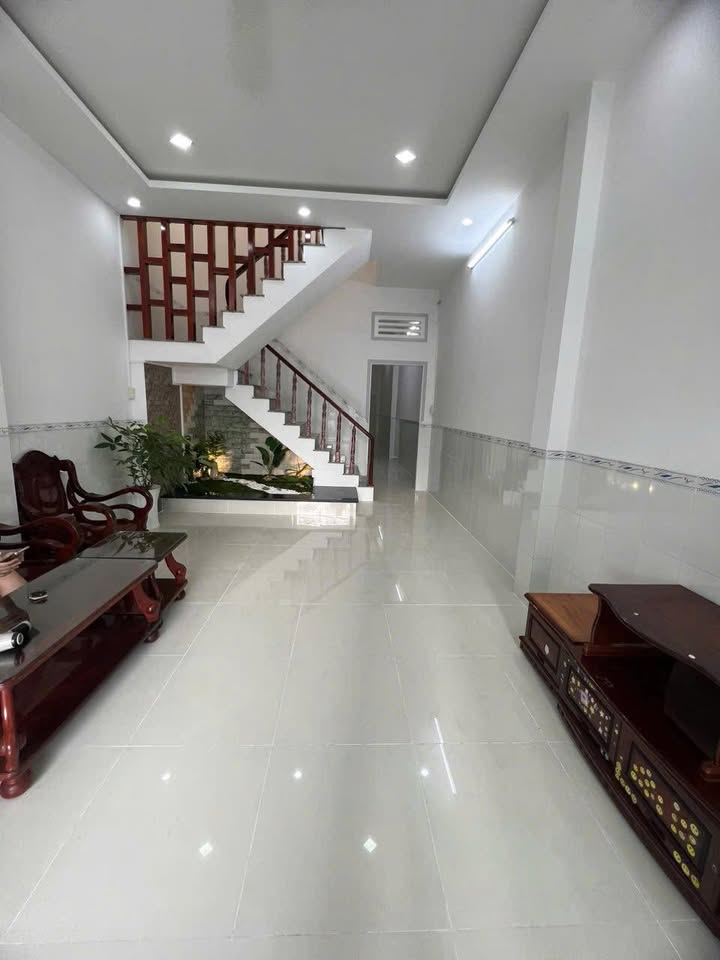 Nhà 2 Tầng Kiên Cố - Đường Lê Hoàn, Long Xuyên - 2.x Tỷ