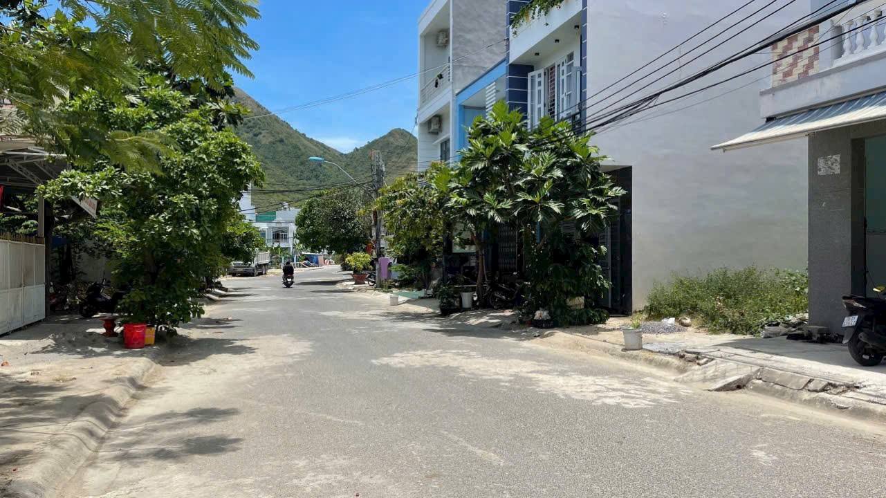 Đất nền Vạn Ninh 65m² giá 5.2 tỷ - Sổ đỏ chính chủ, đường 13m!