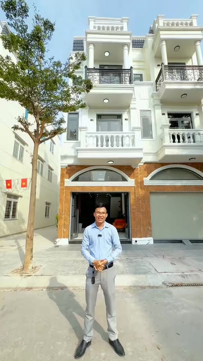 Nhà Phố Dĩ An 60m² 5.6 Tỷ - Mặt Tiền Kinh Doanh, Sổ Hồng Sẵn!