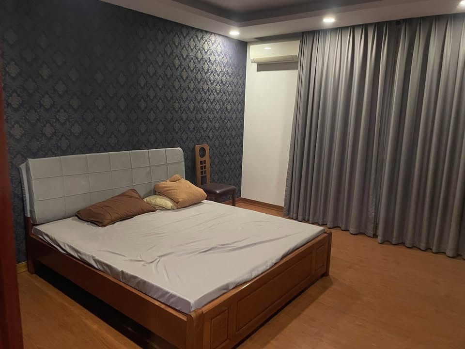 Nhà Mặt Tiền Bát Khối, Long Biên 180m² - Vị Trí Kinh Doanh Đỉnh!