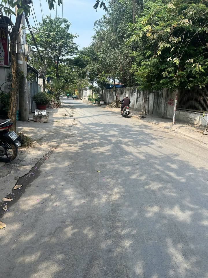 Cho thuê nhà 3 tầng mặt tiền Hóc Môn - 4PN, sân rộng 50m², 12 triệu/tháng