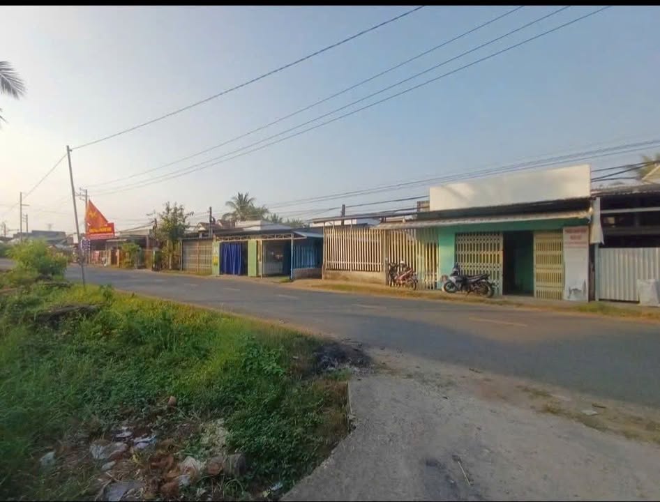 Bán Gấp Nhà Cấp 4 Cũ Mặt Tiền Lộ Nhựa Bến Tre - 220m² Giá 1.65 Tỷ