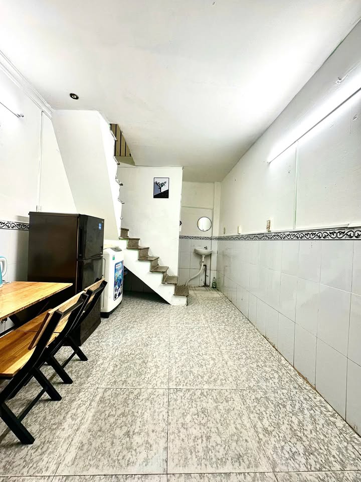 Nhà Nguyên Căn Quận 1 - 3 PN - Giá 8 triệu - Sẵn sàng ở ngay!