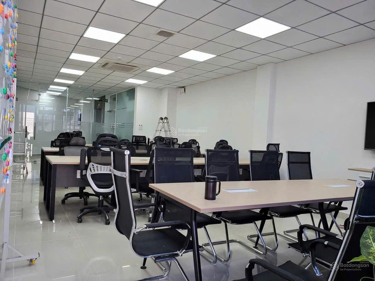 Văn phòng Phổ Quang 85m² - Giá thuê hợp lý, sẵn sàng làm việc!