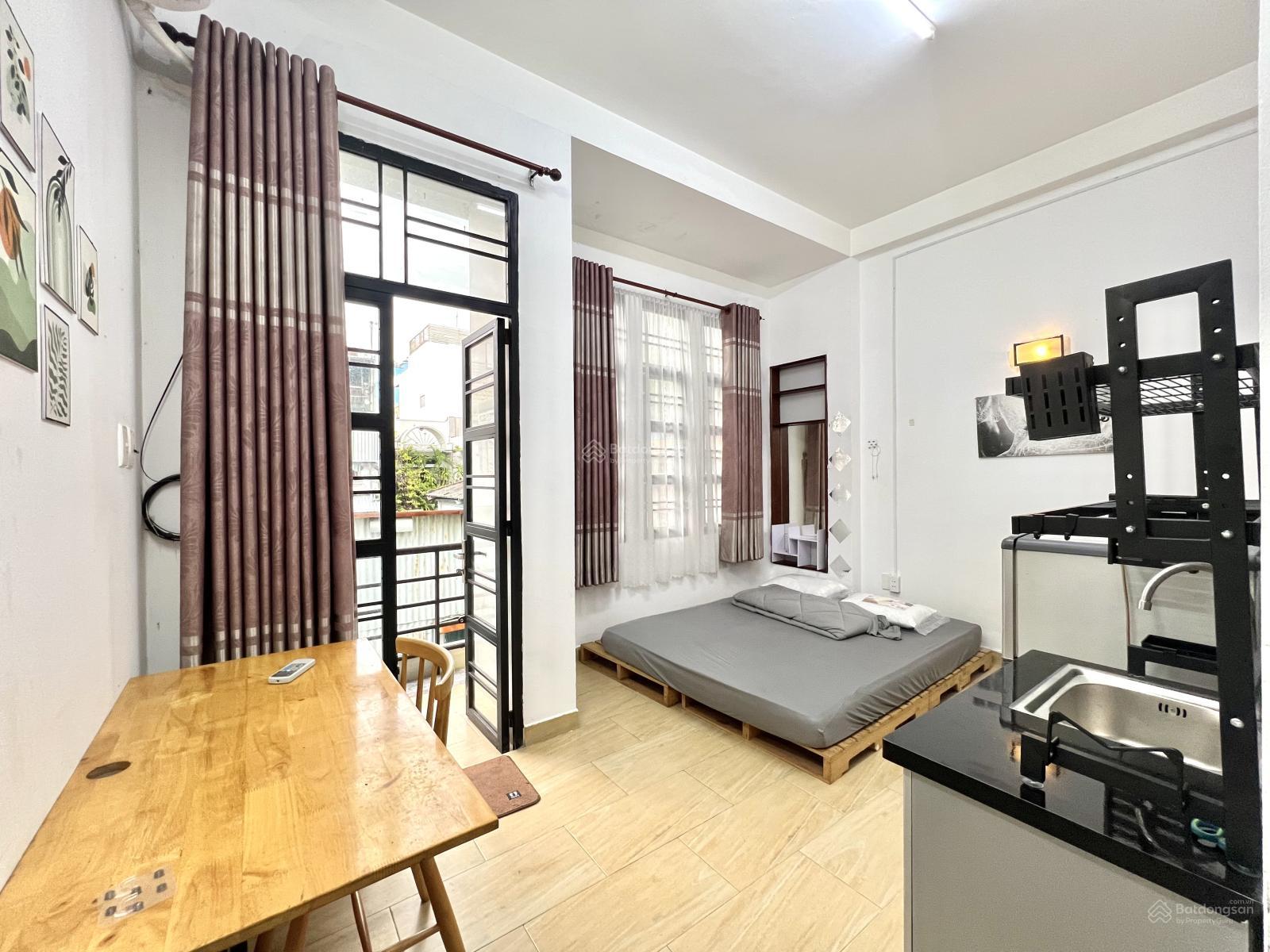 Studio Full Nội Thất 20m² Ban Công Riêng Ngay Vòng Xoay Dân Chủ