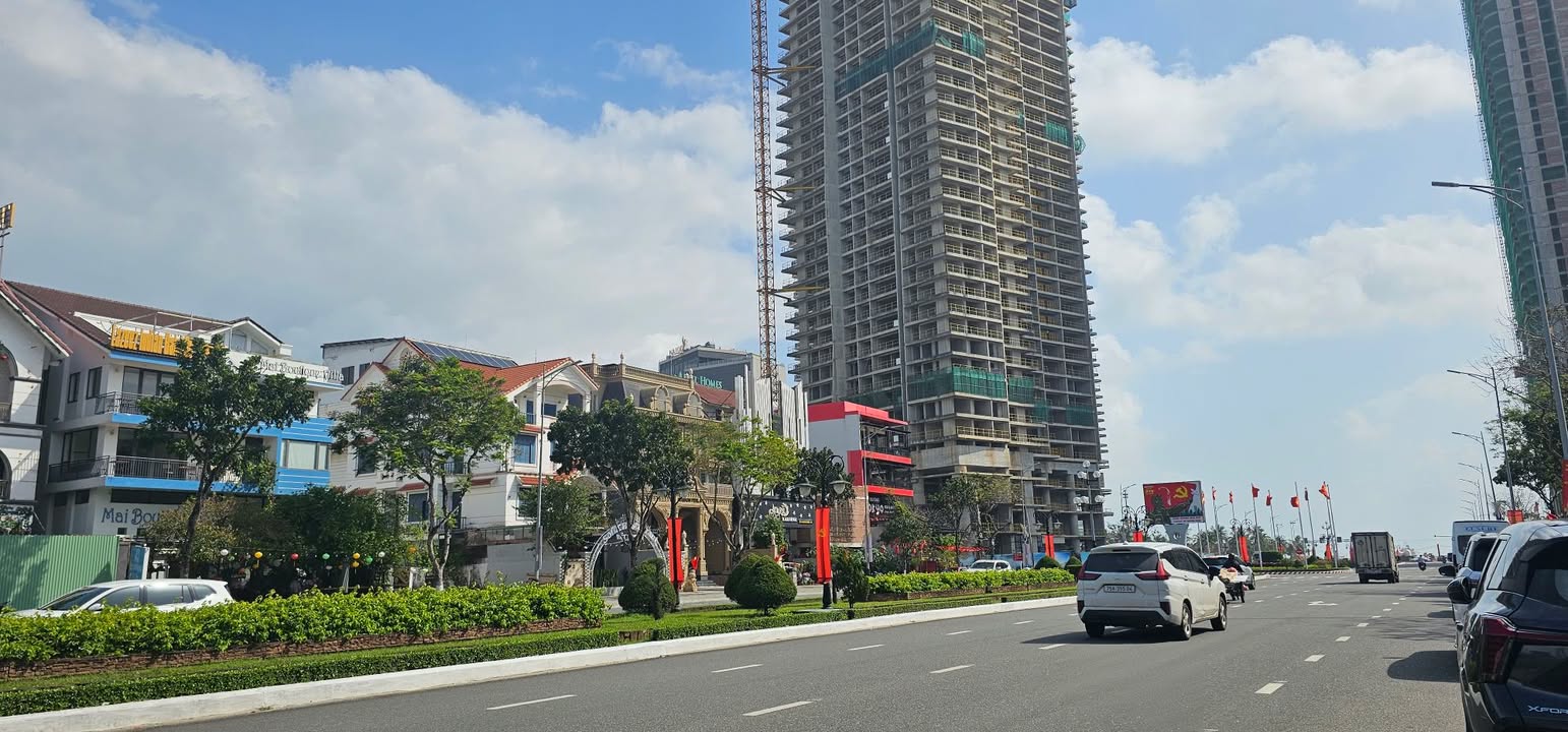 Cho thuê biệt thự 3 tầng mặt tiền Phạm Văn Đồng, Đà Nẵng - Sát biển Mỹ Khê