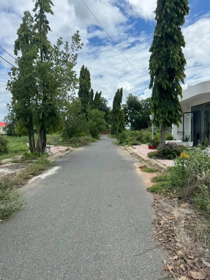 Đất nền Châu Đốc 180m² giá 2.4 tỷ - Sổ đỏ chính chủ, đường ô tô!