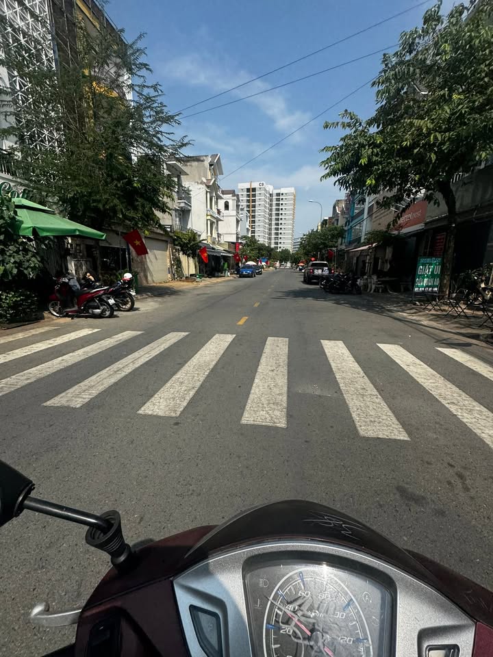 Nhà Phố Đường 494 Lê Văn Việt, Thủ Đức 105m² - Mặt tiền kinh doanh